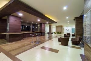 a lobby with chairs and a bar in a building at Hotel Mocawa Plaza Armenia in Armenia