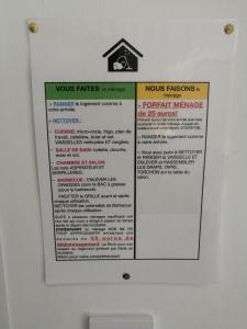a sign on a bathroom door that sayskw failures andforth maintenance at Petite maison et son jardinet en Village. in Puisserguier
