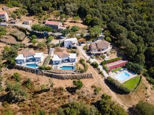una vista aerea di una casa con piscina di Au Cœur de l'arrière pays DOMAINE A PRESA Villas avec Piscine Privée & chauffée a Matra