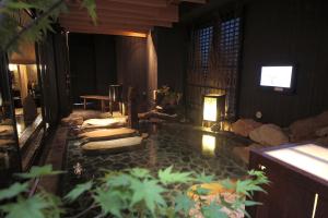 - un salon avec une piscine au milieu d'une pièce dans l'établissement Dormy Inn Premium Hakata Canal City Mae, à Fukuoka