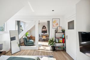 sala de estar con escalera y silla verde en Your home away from home - A workplace in every room, en Hannover