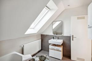 baño con lavabo y tragaluz en Your home away from home - A workplace in every room, en Hannover