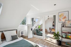 1 dormitorio con 1 cama y sala de estar en Your home away from home - A workplace in every room, en Hannover