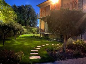 a garden with a stone path in front of a house at Appartamento con giardino, La Casa di G&G in Marina di Carrara