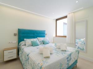 Säng eller sängar i ett rum på Precioso apartamento en 1ª línea de mar