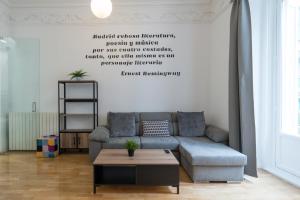 salon z kanapą i stołem w obiekcie vip PUERTA DEL SOL, by MONARO***** w Madrycie