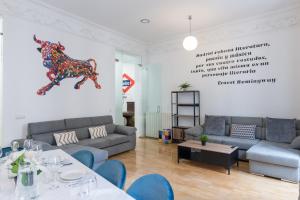 salon z kanapami i psem na ścianie w obiekcie vip PUERTA DEL SOL, by MONARO***** w Madrycie