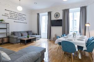 salon ze stołem i niebieskimi krzesłami w obiekcie vip PUERTA DEL SOL, by MONARO***** w Madrycie
