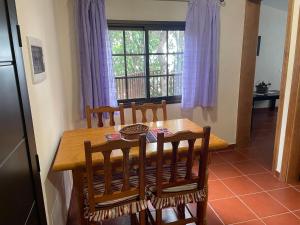 mesa de comedor con sillas y ventana en Casa Camino Los Chorros en Vallehermoso