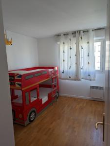 een kamer met een rode lego brandweerwagen erin bij Appartement lumineux Seine, île St-Germain, proche Porte de Versailles et la Défense in Issy-les-Moulineaux