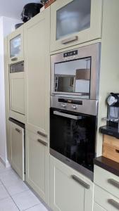 a kitchen with an oven and a microwave at Appartement lumineux Seine, île St-Germain, proche Porte de Versailles et la Défense in Issy-les-Moulineaux
