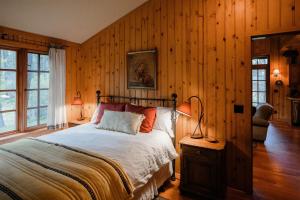 Postel nebo postele na pokoji v ubytování Lake Creek Lodge