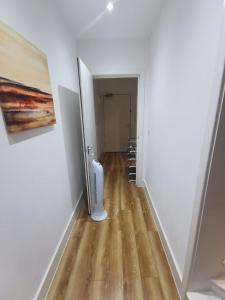 - un couloir avec des toilettes dans la chambre dans l'établissement City Sparrow Pad 6, à Londres
