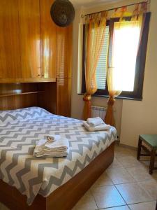 een slaapkamer met een bed met handdoeken erop bij Casa di Paola mare Ardea in Ardea