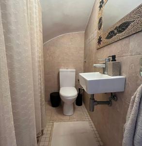 a bathroom with a toilet and a sink at Villa vistas panorámicas in Denia