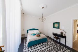 een slaapkamer met een bed en een bureau in een kamer bij Novecento in Campobasso