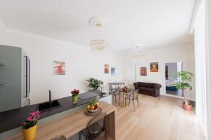 a large living room with a kitchen and a living room at Novecento in Campobasso