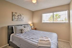 1 dormitorio con 1 cama grande y ventana en Relaxing Phoenix House with Hot Tub and Heated Pool! en Phoenix