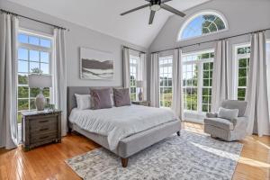 une chambre avec un lit, une chaise et des fenêtres dans l'établissement Weekend friends and fam! Media room, Hot Tub, Firepit, Sleeps 18 minutes to Asheville, à Weaverville 23 autres photos