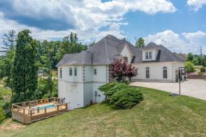 une grande maison blanche avec une grande cour dans l'établissement Weekend friends and fam! Media room, Hot Tub, Firepit, Sleeps 18 minutes to Asheville, à Weaverville