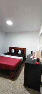 1 dormitorio con 1 cama grande y 1 mesa en Mira Pombeira, en Castro Daire