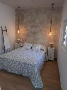um quarto com uma cama e duas mesas de cabeceira em Tranquila casa con patio em Vigo