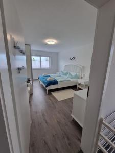 MurgにあるHoliday Apartment Moises y Ruthのベッドルーム1室(ベッド1台、鏡付) +22枚の写真