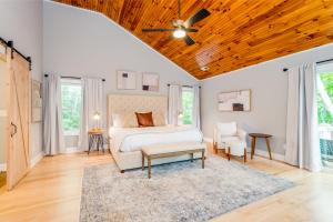 una camera con letto e ventilatore a soffitto di Woodland Dreams a Swannanoa