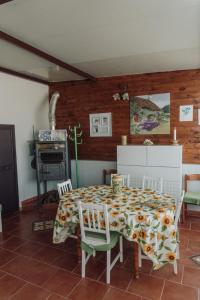 a dining room with a table and chairs at Casa vacanze Montereale in Realmonte