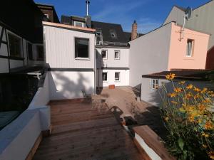 - une vue depuis le balcon d'une maison avec une terrasse en bois dans l'établissement Fewo Lichtenstein, à Lichtenstein