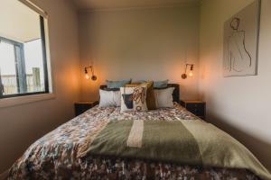 Cama ou camas em um quarto em Misty Cove Cellar Door