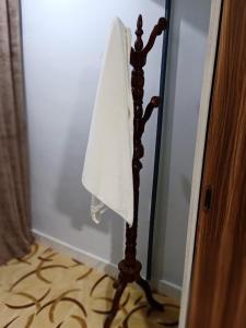 una toalla colgando de un poste en una habitación en فاكانزا شقة فندقية مفروشة- vacanze en Fayoum