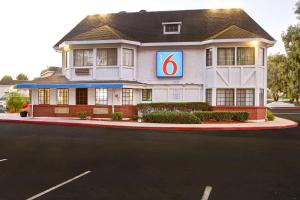 un edificio con un cartel en el costado en Motel 6-Fremont, CA - North, en Fremont