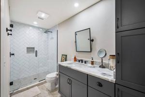 Koupelna v ubytování Breathtaking Waterfront Crystal Beach Getaway! + 22 fotografií