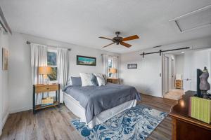 sypialnia z łóżkiem i wentylatorem sufitowym w obiekcie Breathtaking Waterfront Crystal Beach Getaway! w mieście Palm Harbor