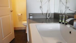 Koupelna v ubytování Hometel Suites + 20 fotografií