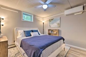 una camera da letto con un letto e un ventilatore a soffitto di Unique Southampton Getaway with Rooftop Deck! a Southampton