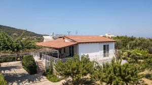 una pequeña casa blanca con techo rojo en Villa Hercules, en Kremasti