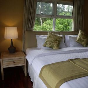 Phayayen的住宿－GRANMONTE Wine Cottage，一间卧室设有两张单人床和一个窗户。