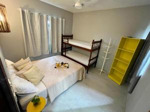 a bedroom with a bed and a table and a desk at Casa Sol com piscina in Balneario Barra do Sul