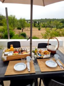 stół z dwoma talerzami jedzenia w obiekcie Cosy Guest House - Villa das Alfarrobas w mieście Algoz