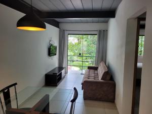 a living room with a couch and a window at Aconchego Serra Imperial in Petrópolis