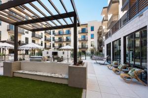 a courtyard with benches and tables in a building at Sentral Old Town in Scottsdale