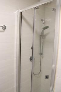 W łazience znajduje się prysznic ze szklanymi drzwiami. w obiekcie Relaxon Guest House w Rzymie