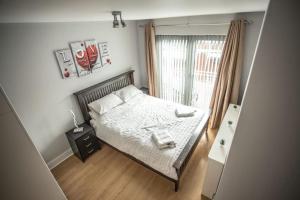 a small bedroom with a bed and a window at Diamond Apartment in Belfast