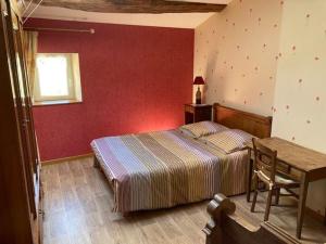 1 dormitorio con cama, mesa y ventana en Gîte Buxières-sous-les-Côtes, 6 pièces, 10 personnes - FR-1-585-7, en Buxières-sous-les-Côtes