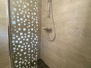 a bathroom with a shower with a glass door at Gîte familial avec piscine, idéal pour randonnées et pêche, proche Gérardmer et crêtes vosgiennes - FR-1-589-238 in Vienville +27 photos
