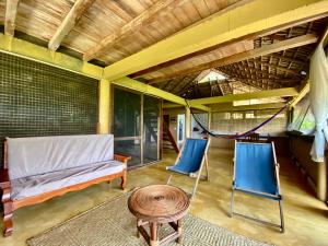 a living room with a hammock and two chairs at Cabaña DREAM HOUSE in San Agustinillo