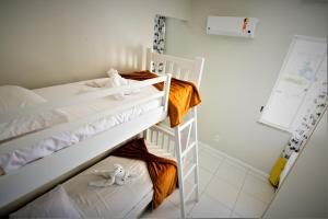 2 Etagenbetten in einem kleinen Zimmer mit Handtüchern in der Unterkunft BEACH PARK PALM - COBERTURA Luxo in Aquiraz