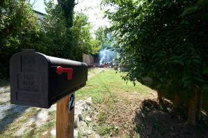 Zahrada ubytování Steps from Downtown Pigeon Forge Parkway + Private Hottub and firepit - Wifi - Firefly Bungalows